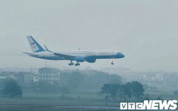 Máy bay chở phái đoàn Mỹ đáp xuống sân bay Nội Bài