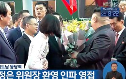 Nữ sinh mặc áo dài trắng tặng hoa cho chủ tịch Kim Jong-un đang gây sốt MXH là ai?