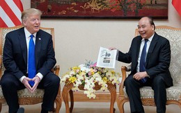 Hành động thú vị của Thủ tướng Nguyễn Xuân Phúc khiến Tổng thống Trump bật cười vui vẻ