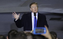 Sau buổi họp báo giữa đêm của Triều Tiên, ông Trump có bài phát biểu "bất thường" trên đường trở về Mỹ