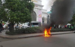 Xe máy đang lưu thông bốc cháy dữ dội trên phố Hà Nội, chủ xe hoảng hốt bỏ chạy