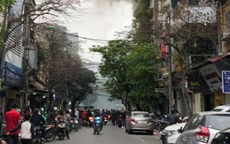 Hà Nội: Cháy nhà trên phố cổ Hoàn Kiếm, người dân hoảng loạn tháo chạy ra đường