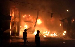 Cháy lớn lúc rạng sáng, xưởng ô tô bị thiêu rụi