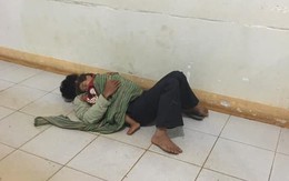 Bố ôm con trai nhỏ co ro nằm ngủ nơi hành lang bệnh viện đợi mẹ đi sinh - bức ảnh khiến bao người cảm động