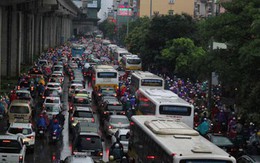 Hà Nội thí điểm cấm xe máy: Người dân than khó