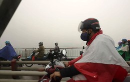 Hà Nội ngập trong sương mù, giao thông đi lại khó khăn