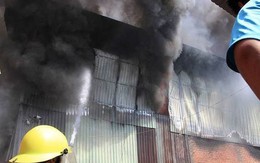 Công ty gỗ ở Bình Dương phát cháy dữ dội
