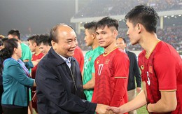 Thủ tướng xuống sân chúc mừng U23 Việt Nam đánh bại U23 Thái Lan