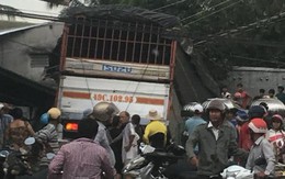 Xe tải chở rau tông hàng loạt nhà dân, tài xế và phụ xe thiệt mạng