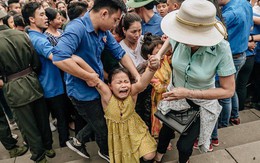 Chùm ảnh: Em nhỏ hoảng sợ khóc thét, được người nhà lôi kéo chen chúc giữa biển người tiến vào đền Hùng