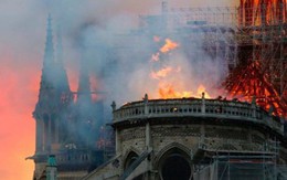 Cháy dữ dội bao phủ Nhà thờ Đức Bà Paris, đỉnh tháp 850 năm tuổi sụp đổ