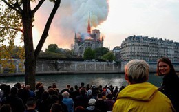 Người dân đau đớn nhìn ngọn lửa dữ dội trước mắt: "Paris mà không có Nhà thờ Đức Bà thì không còn là Paris nữa"