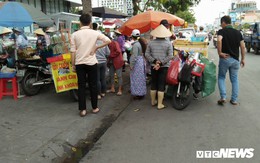 Hết hạn kiểm tra, vỉa hè ở TP.HCM vẫn ngổn ngang, bát nháo