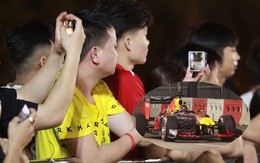 Muôn vàn cảm xúc của người dân Việt khi chứng kiến tận mắt những chiếc xe F1 ngay tại Hà Nội