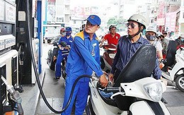 Chuyên gia: Xăng dầu tăng giá 'giáng đòn' vào người dân, doanh nghiệp