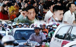 Chùm ảnh "khó thở" trước kỳ nghỉ lễ: Sân bay Tân Sơn Nhất ùn tắc từ ngoài vào trong
