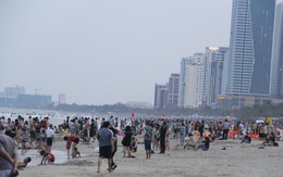 Hàng ngàn du khách đổ về bãi biển 'đẹp nhất hành tinh' Đà Nẵng