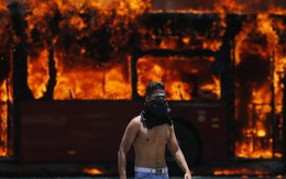 Venezuela: Bạo loạn bùng nổ, xe bọc thép được triển khai