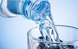 6 cách uống nước tưởng tốt hoá ra gây hại, quá nhiều người vẫn đang làm