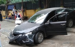 Hà Nội: Tài xế lùi xe Camry tông chết người đi xe máy