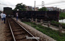 Công nhân đường sắt làm thông trưa khắc phục sự cố lật tàu tại Nam Định