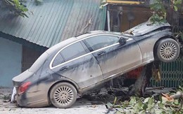 Ô tô Mercedes mất lái ‘trèo’ lên cây bàng, người dân giải cứu tài xế đưa đi cấp cứu