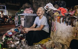 Đời buồn của cụ bà bán hàng rong sống cạnh nhà vệ sinh công cộng ở Hà Nội: "Ngày xưa lăn lộn nuôi con, nhưng chúng nó lần lượt ra đi hết rồi..."