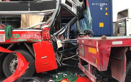 TP HCM: Xe khách biến dạng sau cú tông xe container, 1 người chết