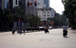 Nắng nóng nung người trên 50 độ C, đường phố Hà Nội vắng tanh