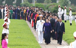 Đại biểu Quốc hội vào Lăng viếng Chủ tịch Hồ Chí Minh trước kỳ họp thứ 7