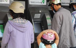 Chi hàng ngàn tỉ làm thẻ ATM mới: Khách hàng có phải gánh?