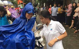 Thi vào lớp 10 ở Hà Nội: Phụ huynh "đội mưa" đưa con đi thi từ mờ sáng