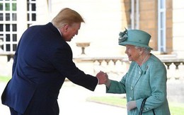 Lần thứ 2 gặp Nữ hoàng Anh, TT Trump lại khiến dân mạng "dậy sóng" vì cú bắt tay... chẳng giống ai?