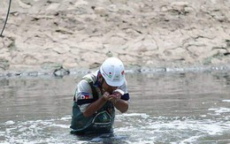 Chuyên gia Nhật Bản lội sông Tô Lịch khảo sát sau 20 ngày thí điểm làm sạch