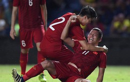 Mải ăn mừng ghi bàn vào lưới Thái Lan, tiền đạo Anh Đức gục ngã trên sân nhưng vẫn nở nụ cười mãn nguyện