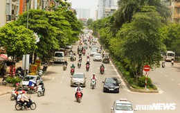 Ảnh: Xe ôm ế ẩm, taxi lên ngôi trong ngày Hà Nội nắng như đổ lửa