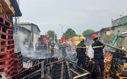 Cháy lớn suốt 3 giờ tại xưởng pallet nghi do bị đốt