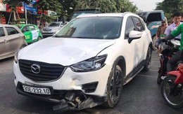 Mazda CX5 tông gãy đôi xe máy Liberty trên phố Hà Nội, 2 cô gái bị thương