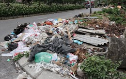 Hà Nội: Rác thải chất đống, bốc mùi ở chân cầu vượt Văn Cao