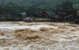 Lũ lớn "vặn" nghiêng cầu treo qua suối ở Sa Pa, gây sạt lở đường nghiêm trọng ở Lai Châu