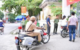 Ảnh: Cảnh sát Hà Giang dùng xe chuyên dụng hú còi 'hộ tống' thí sinh ngủ muộn đến điểm thi