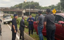 Bức ảnh Vua Malaysia dừng xe, hỗ trợ người bị tai nạn giao thông gây “sốt”