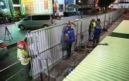 Quây rào tôn trên phố Trần Hưng Đạo để thi công nhà ga ngầm S12