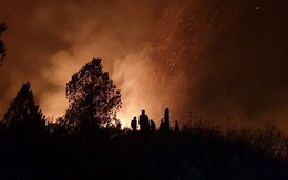 Gần 500 người trắng đêm chặn lửa tại núi Mào Gà