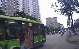Clip: Khoảnh khắc ô tô "điên" lao ngang đường đâm liên tiếp 8 phương tiện ở Hà Nội khiến nhiều người hoảng sợ