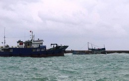 Chìm tàu chở 50.000 lít dầu tại cảng Phú Quý, nguy cơ tràn dầu