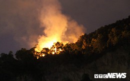 Giữa đêm, hàng trăm người leo lên đỉnh núi dập tắt đám cháy rừng ở Đà Nẵng
