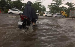 Hà Nội: Nhiều nơi ngập sâu, người dân chật vật vượt "biển" nước