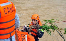 Cảnh sát đu dây giải cứu 41 người bị lũ 'vây' ở Lạc Dương