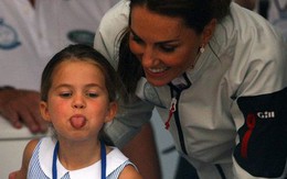 Công chúa Charlotte lè lưỡi "trêu ngươi đám đông", cách Kate Middleton xử trí khiến nhiều người thán phục